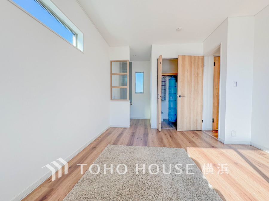 バルコニーに面した7.6帖のゆとりある洋室。便利なDENコーナーとWIC付きです。