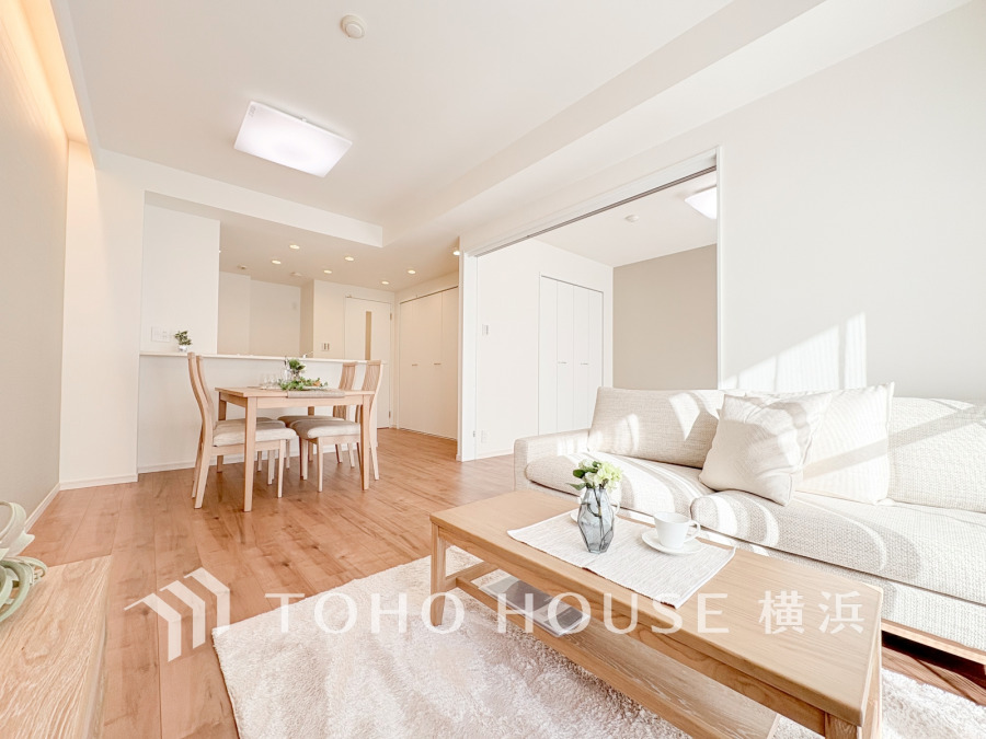 リビングに隣接した洋室の引き戸を開け放して空間を共有しながら開放的に使うこともできます。
