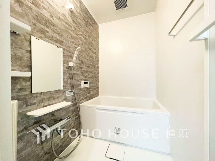 心地よいリラックスを叶える清潔感溢れる美しい空間。快適で機能的なバスルームです。
