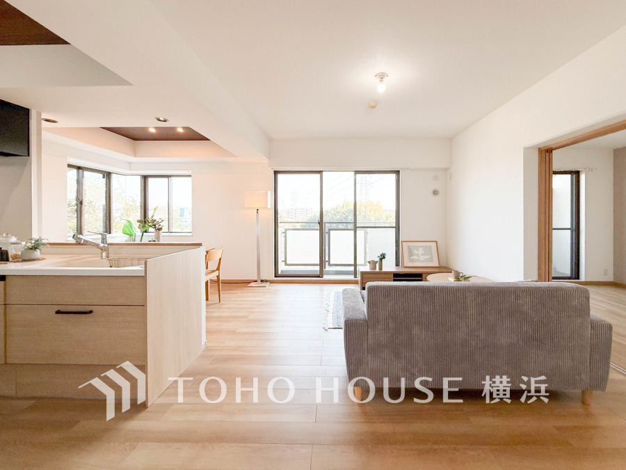 南向きの大きな窓からたっぷりと光が入る明るいLDK。落ち着いた雰囲気に包まれた空間です。
