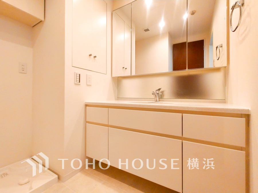 清潔感あふれるホワイトで統一された洗面台は、大きな鏡と収納力で毎日の身支度を快適にサポートします。