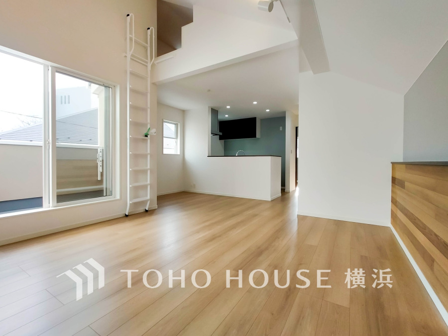 明るく開放的な空間が広がるLDK。室内には豊かな陽光が注ぎ込み、爽やかな住空間を演出。
