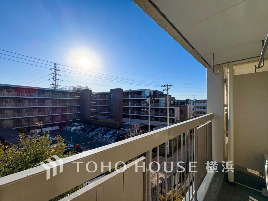 暮らしの中で光と風を演出してくれるバルコニー、見事なまでの開放的な空間を演出しながら、プライベート性も確保された空間は我が家の自慢です。