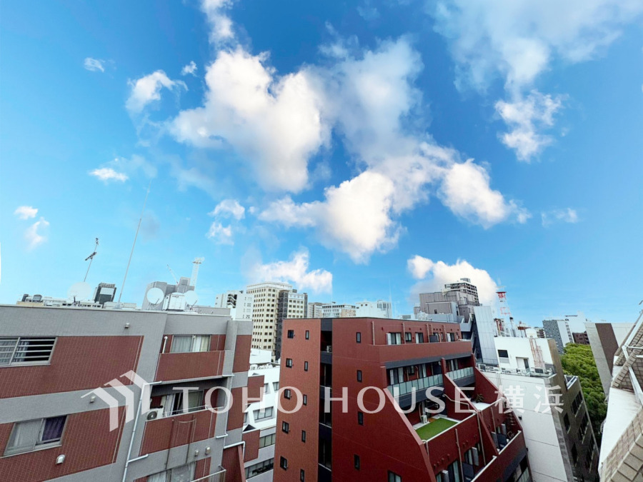 開放感あふれる眺望と青空が広がる、都市の快適な暮らしを実感できる住まいの一角です。