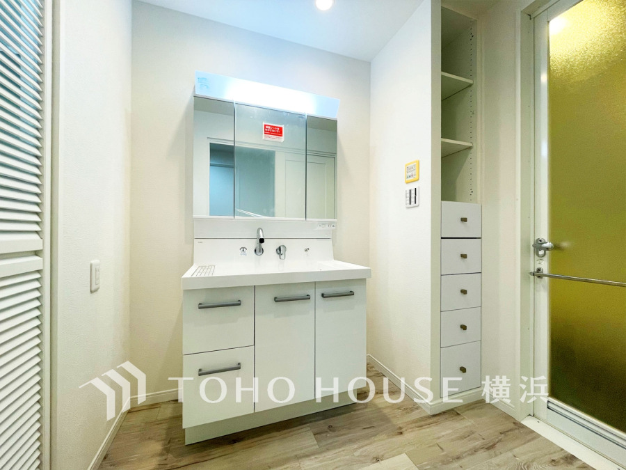 新規交換された洗面化粧台は美しく使いやすい機能が備えられています。