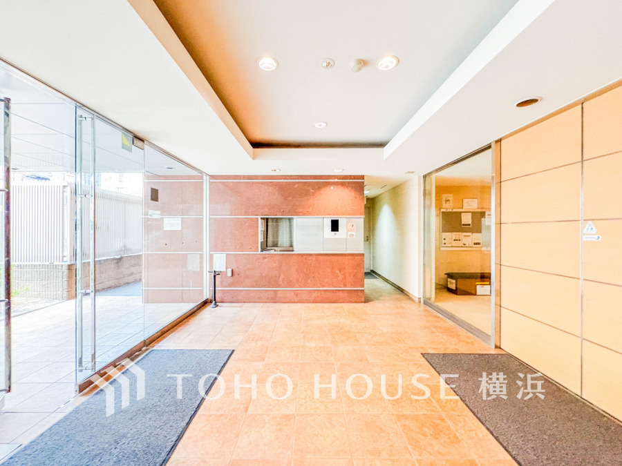 エントランスは毎日の行き帰りで使う大事な空間です。明るい基調で華やかなデザインなので、毎日も気持ちよく、またご友人なども素敵に迎え入れられます。