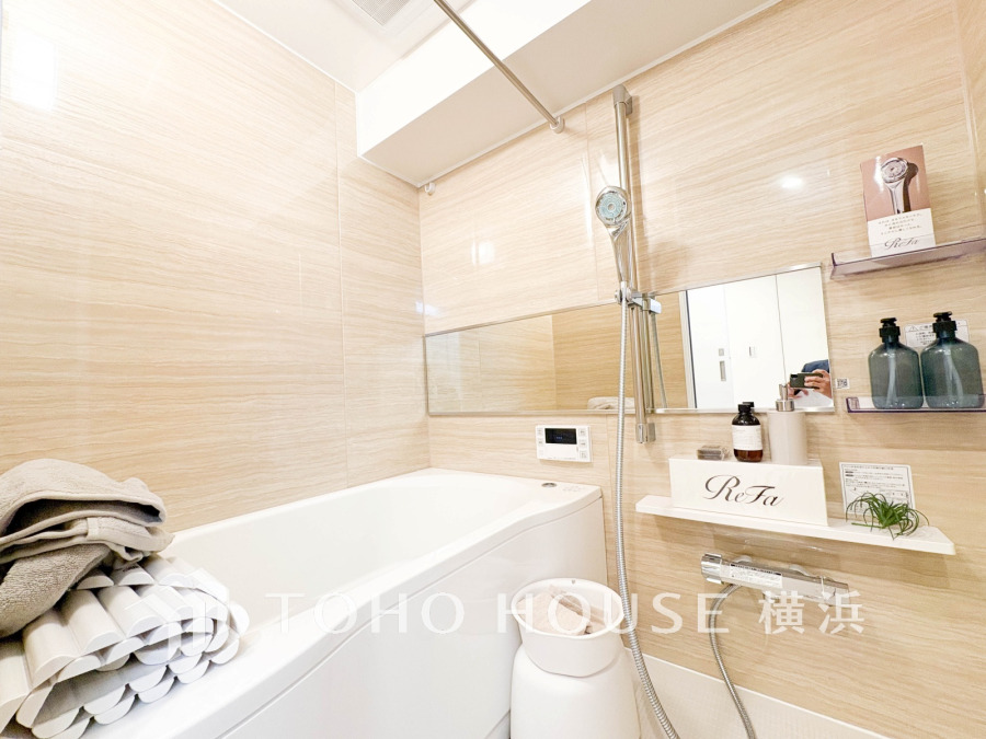 快適な使い心地とゆとりある空間が1日の疲れを解きほぐすバスルーム。空間も浴槽もゆったりのびのび使えるゆとり設計。広く感じるゆとり設計で快適なリラックスタイムを過ごせます。