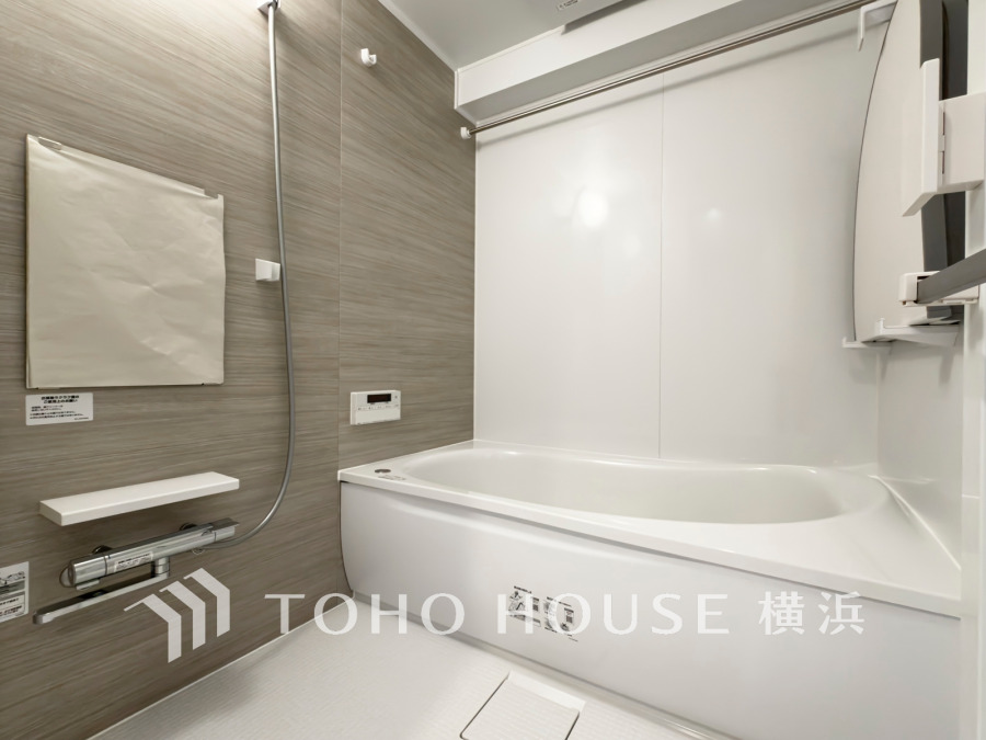 心地よいリラックスを叶える清潔感溢れる美しい空間。快適で機能的なバスルームです。
