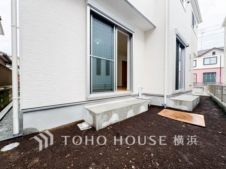 毎日の暮らしの中に癒しを与えてくれるお庭スペース。小さなお子様の遊び場にもちょうど良い空間です。ガーデニングで色とりどりの草花を綺麗に飾ればより一層華やかな空間になります。