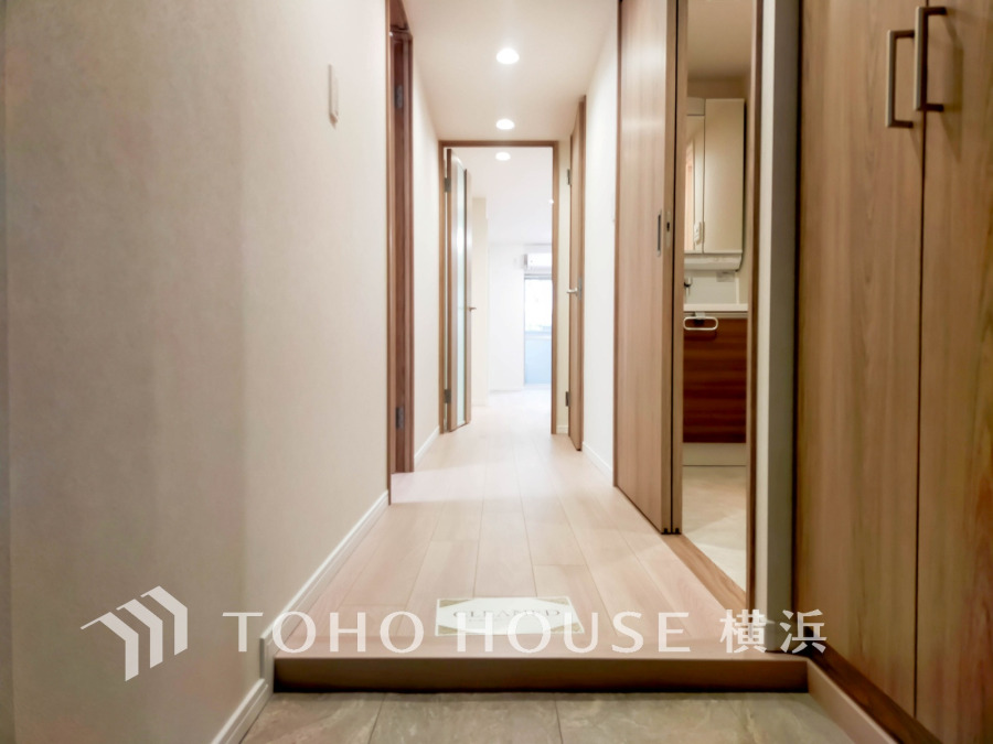 豊かなプライベートタイムへ誘うモダンテイストな玄関。デザインや素材が美しい調和を奏でている空間です。お客様をお迎えする玄関は落ち着いた雰囲気です。