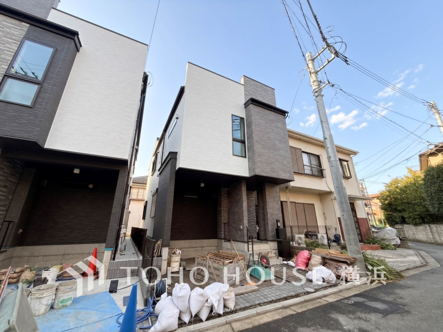 時代の流れに惑わされないシックなカラートーンで街並みに溶け込む外観は、主張し過ぎず、また平凡になり過ぎず絶妙なコントラストで輝きを放ちます。