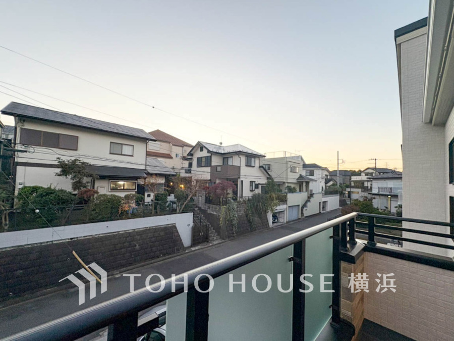 手を伸ばせば、ふれることが出来そうな環境が、そのままインテリアになったような開放的な空間。