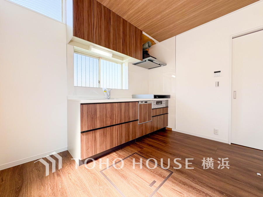 手元の収納から、足元の収納までが全てスライド式で、奥のスペースまで有効に活用できます。奥まで上から見渡せるので、たまにしか使わない調理器具もサッと取出せます。