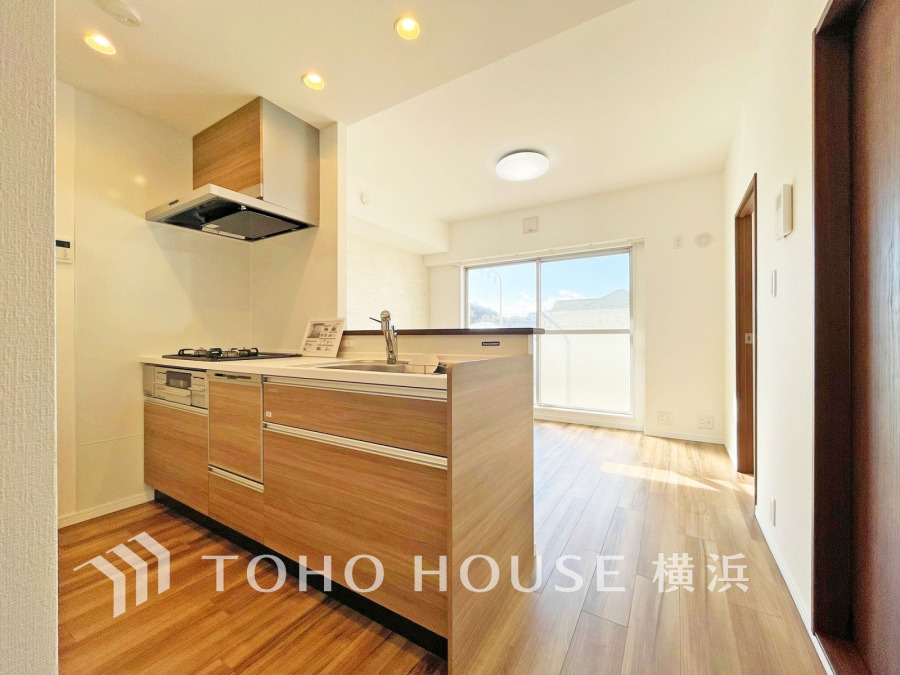 プライベートスペースを彩るインテリアとしての美と、快適な日常を支える機能性と強さがひとつになったキッチンです。開放的な対面カウンターキッチンはリビングと一体感のある空間。