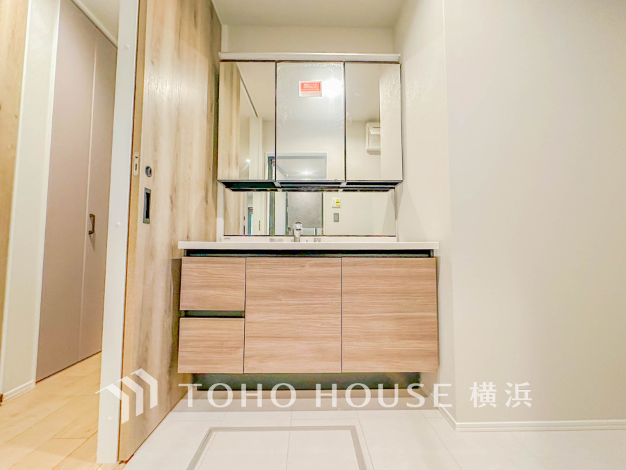 清潔感のあるプライベート空間は、身だしなみチェックや肌のお手入れに最適です。収納もあり、スッキリと見映えの良い空間に拵えました。時間に余裕とゆとりを持たせます。