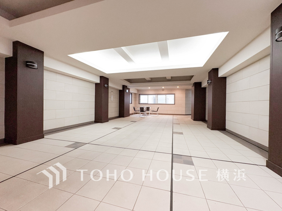 広々としたモダンなエントランス。住むことに誇りを持てる空間です。
