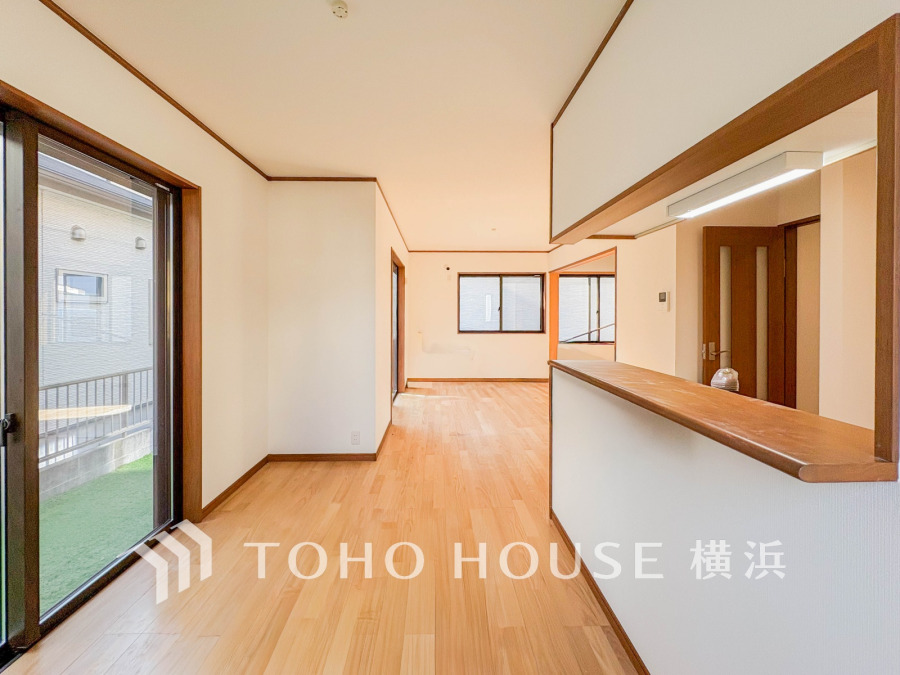 ここにはみんなが集い、食事と楽しい会話が始まる。話に夢中になりすぎて、ついつい時を忘れてしまう。そんな束の間の幸せを感じさせてくれる場所。