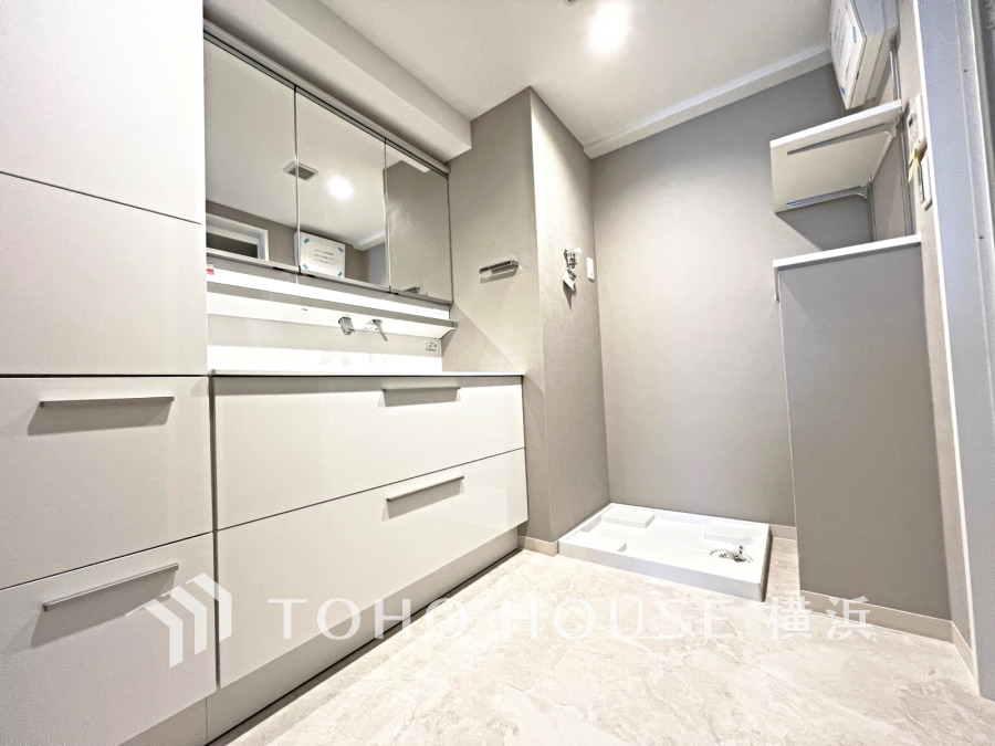 ゆったり落ち着いてお使い頂ける広さが魅力の洗面所。収納も充実しています。
