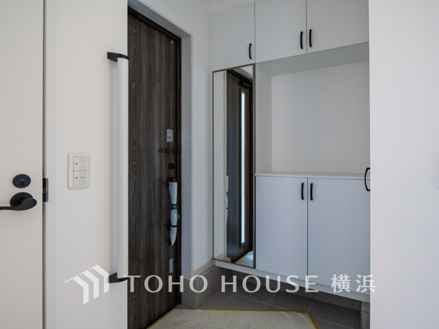 お客様をお迎えする玄関は落ち着いた雰囲気。帰り着くたびに洗練されたテイストの空間に迎えられ誇りと喜びを感じる玄関まわりです。 