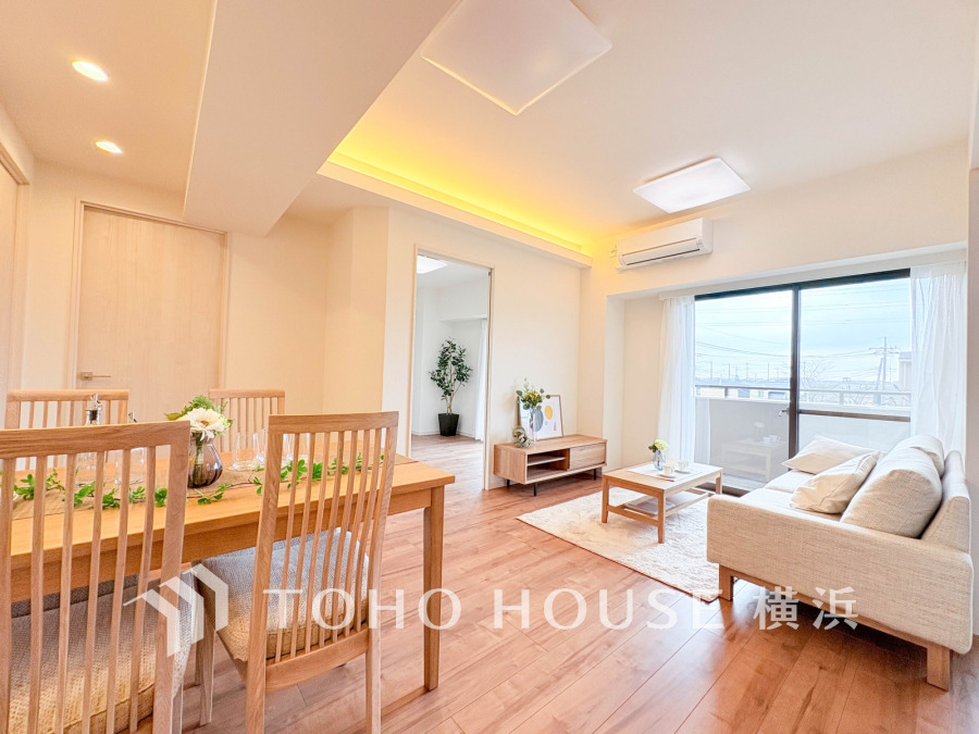 明るく開放的な空間が広がるLDK。室内には豊かな陽光が注ぎ込み、爽やかな住空間を演出。
