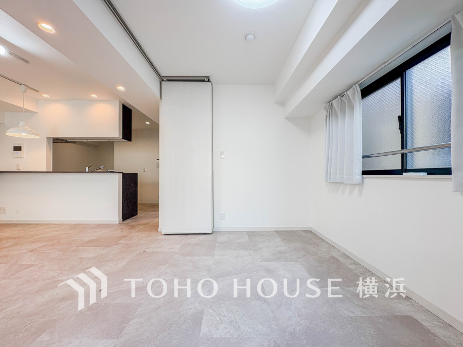 窓からは快適な光を取り入れ、通気性能を上げる事で居心地の良い空間を演出します。多くの時間を過ごす住まいだからこそ、いつも快適な場所であるように心掛けています。