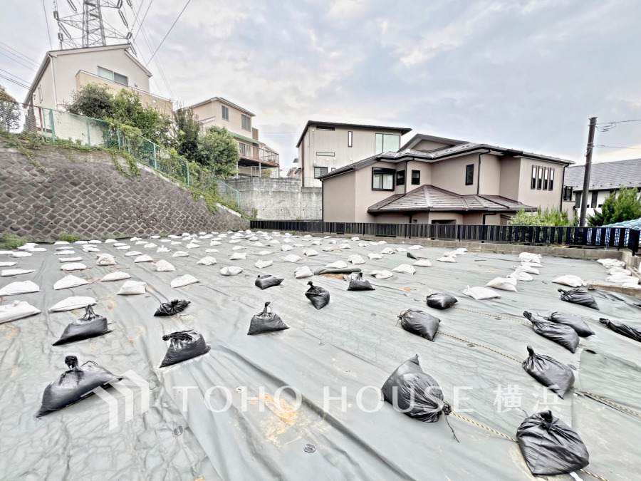 第一種低層住居専用地域の落ち着きある街並みの閑静な住宅街。