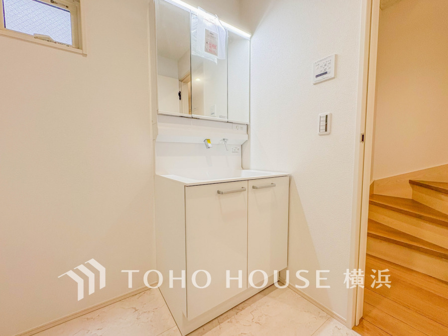 平日の朝であっても、落ち着きとくつろぎを感じられる。歯磨き粉が行方不明になるようなごちゃごちゃ感も解消。コーディネートされた空間で気持ちよく身だしなみを整えられます。