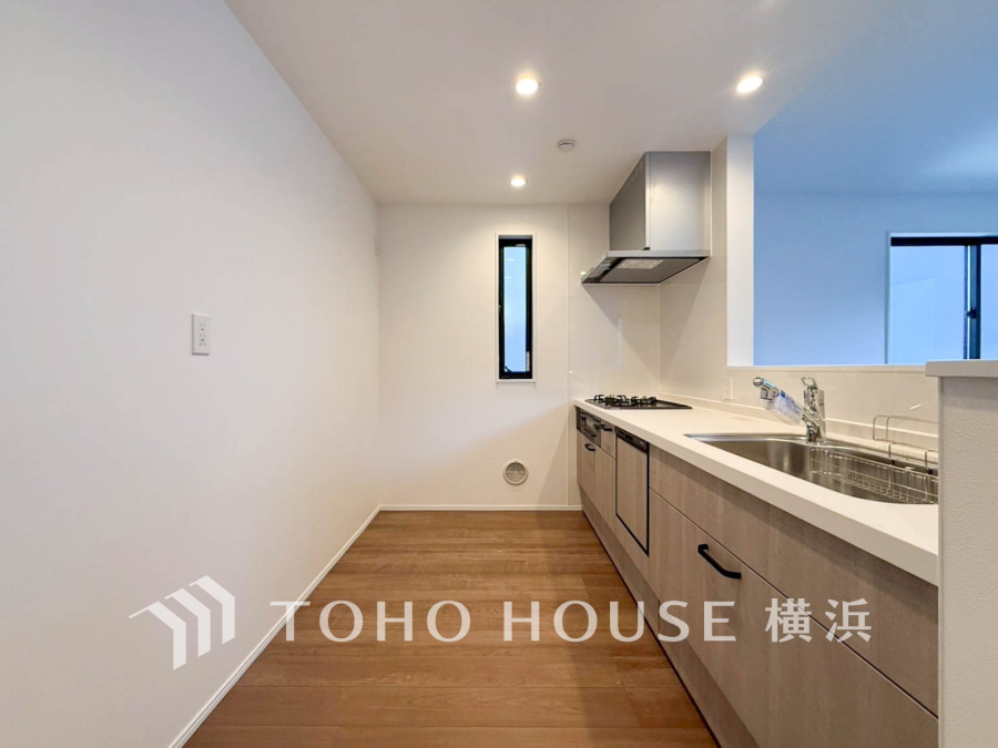 家事動線やリビングとのつながりに配慮し、食事の準備や片付けなどの家事を楽しくするキッチンスペースに仕上げました。毎日使う場所だから気持よく使えて、居心地の良い空間に。