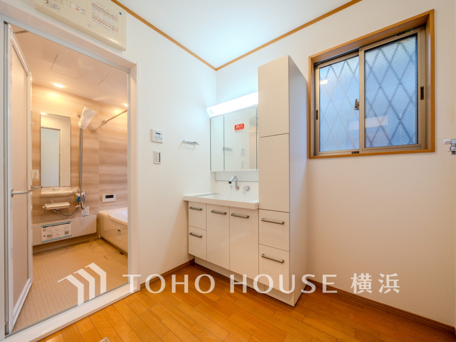 洗面化粧台は美しく使いやすい機能が備えられています。ゆとりある広さと充実の収納も魅力です。
