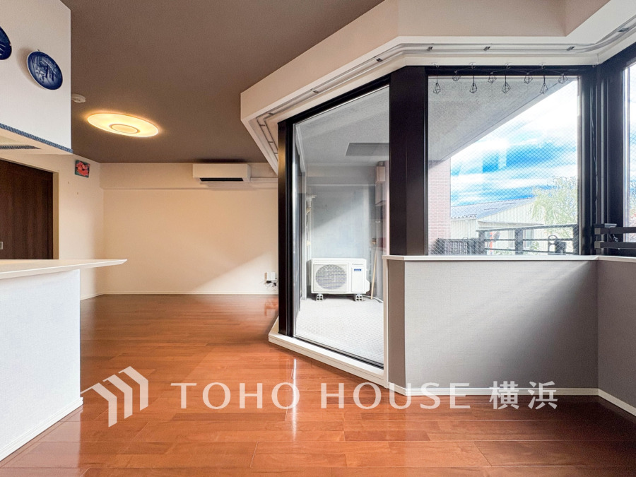 豊かな光が照らすこの場所は、たわいもない会話を楽しみ、ゆったりとした時間を過ごす場所。この場所から、家族の記憶が紡がれるでしょう。