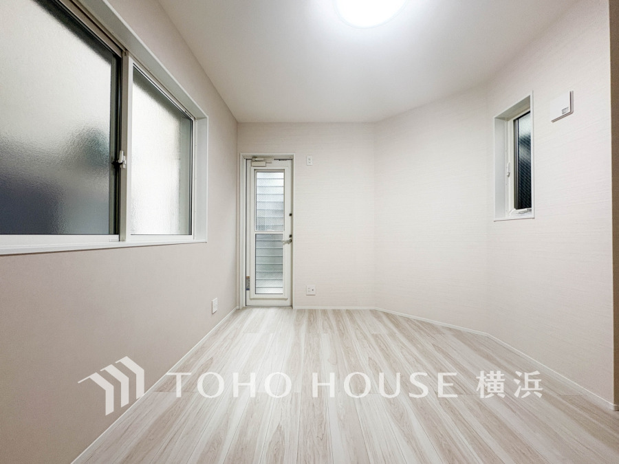 大きな窓からは快適な光を取り入れ、通気性能を上げる事で居心地の良い空間を演出します。多くの時間を過ごす住まいだからこそ、いつも快適な場所であるように心掛けています。