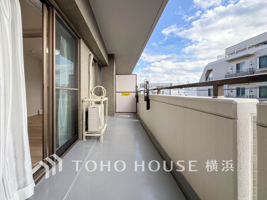 広々としたバルコニーは開放感があり、洗濯物干しやくつろぎのスペースに最適です。明るい空間が魅力。