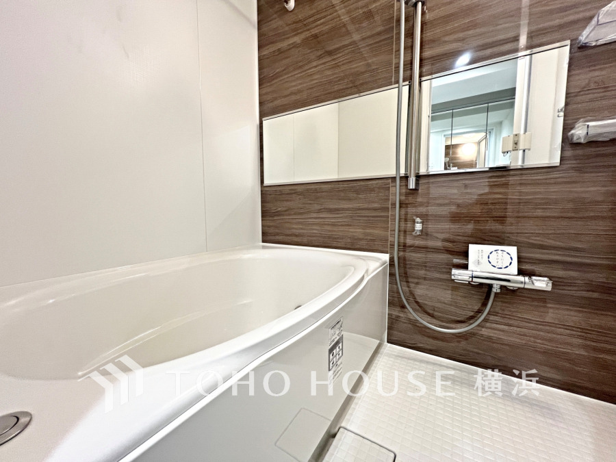 心地よいリラックスを叶える清潔感溢れる美しい空間。快適で機能的なバスルームです。
