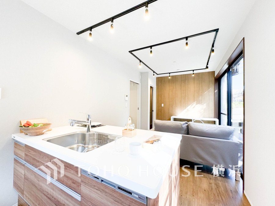 新規交換された清潔感溢れるシステムキッチン。リビングが見渡せるスタイリッシュな対面式キッチンです。
