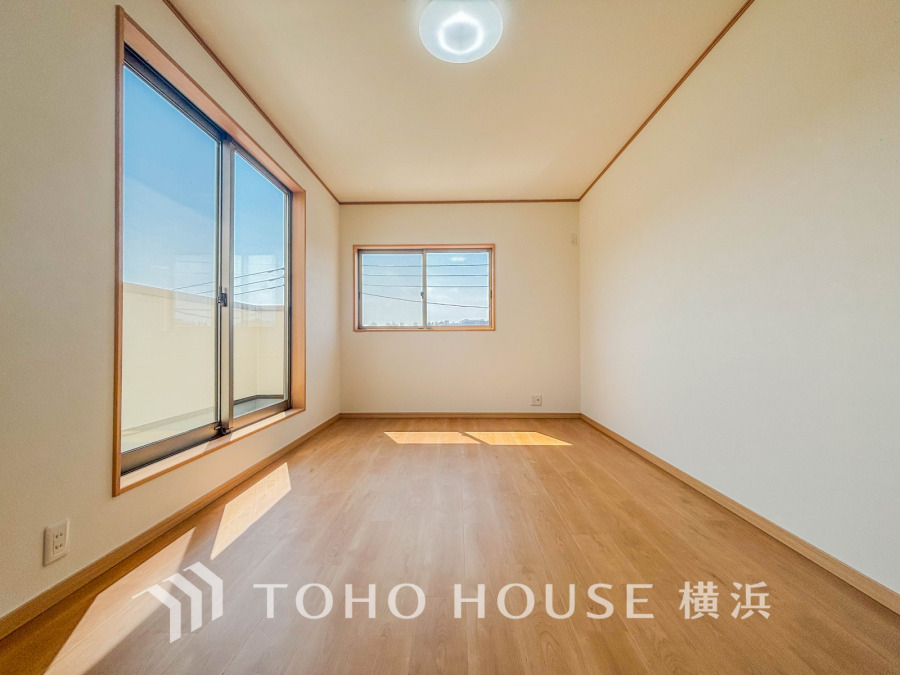 大きな窓からたっぷりと陽光が注がれる明るい空間。家族の成長に対応できる永住仕様の間取り。時を忘れて過ごす場所として過ごせるお部屋。