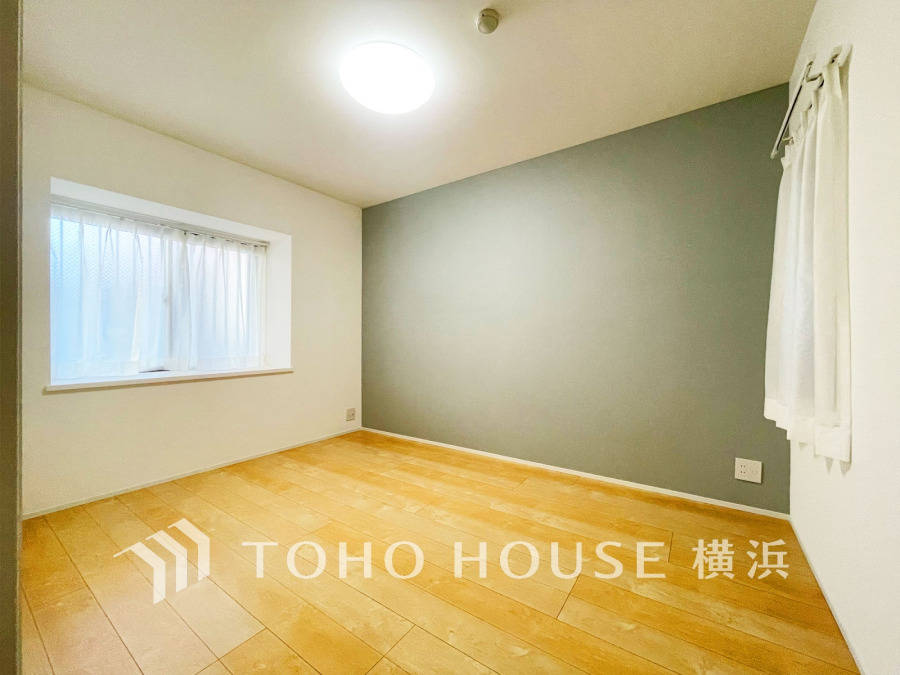 シンプルで明るい室内は、アクセントクロスが落ち着いた雰囲気を演出する快適な居住空間です。