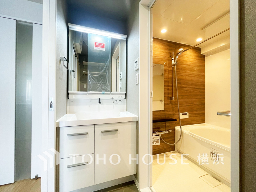 清潔感のある洗面＆バスルーム。多彩な機能が備えられたリフレッシュ空間です。
