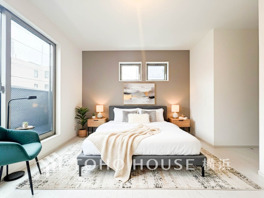 大きな窓からたっぷりと陽光が注がれる明るい空間。家族の成長に対応できる永住仕様の間取り。時を忘れて過ごす場所として過ごせるお部屋。（家具・装飾品はAI加工です）