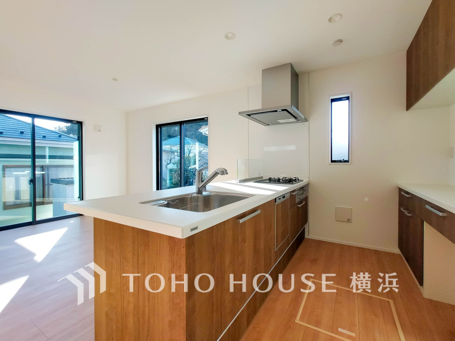 システムキッチンと同シリーズの収納棚を背面に設置済み。統一感のあるキッチンスペースは美しく、機能性も良好です。
