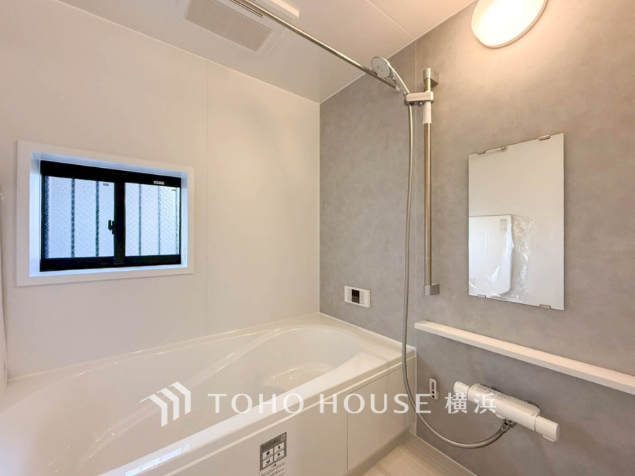 明るい色合いと上質な質感が美しいバスルーム。一日の疲れをさっぱりと洗い流し、寛ぎとリフレッシュのための大切な空間。