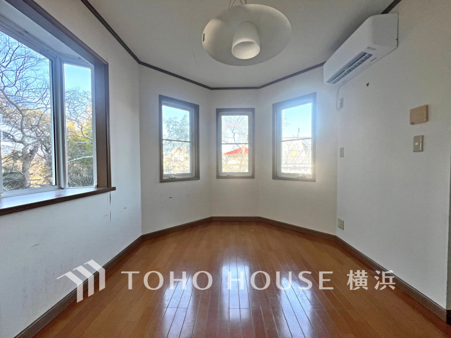 明るく開放的な空間が広がるLDK。室内には豊かな陽光が注ぎ込み、爽やかな住空間を演出。ホームパーティーでもゲストと一緒に料理を楽しみながら楽しい時間を過ごせそう。