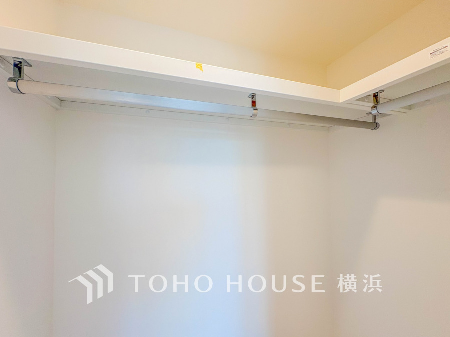 洋服やバッグなどかさばる物を大量に収納できます。タンスなどの収納家具を置かずに済むので、お部屋を丸ごと使えてスッキリ♪
