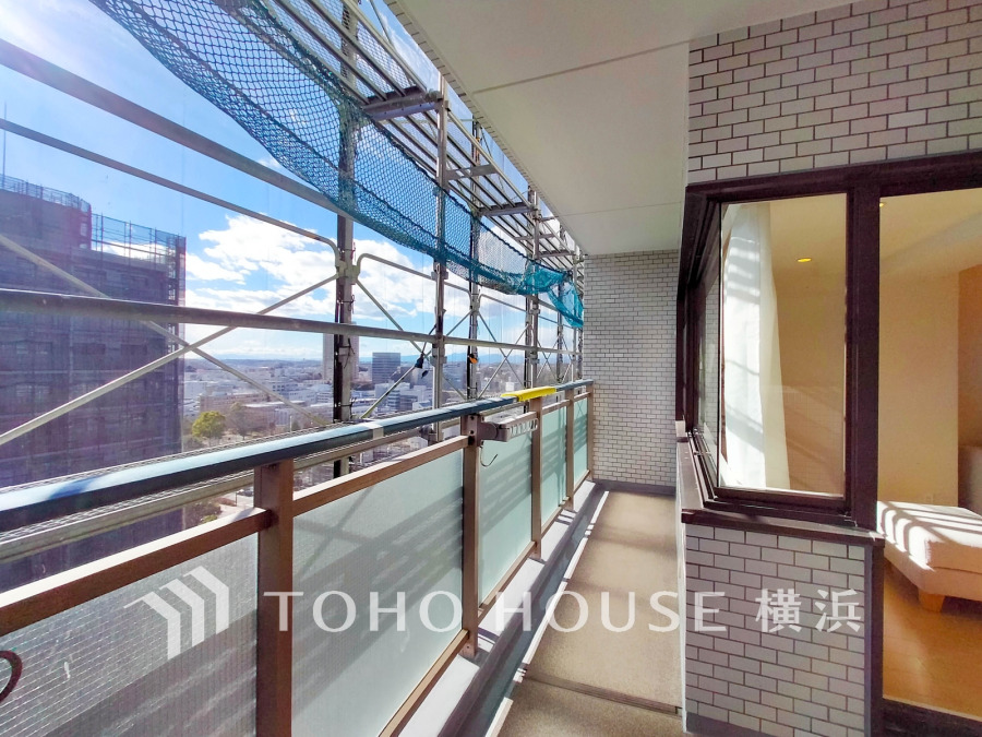 【2025年12月撮影】南向きのバルコニーからは開放的な眺望が楽しめます。