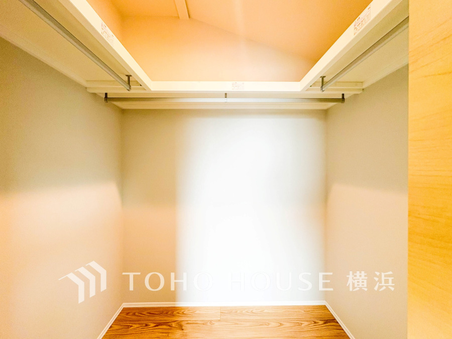 使いやすいハンガーパイプ付きの広々ウォークインクローゼット。収納力抜群で整理整頓も簡単です。