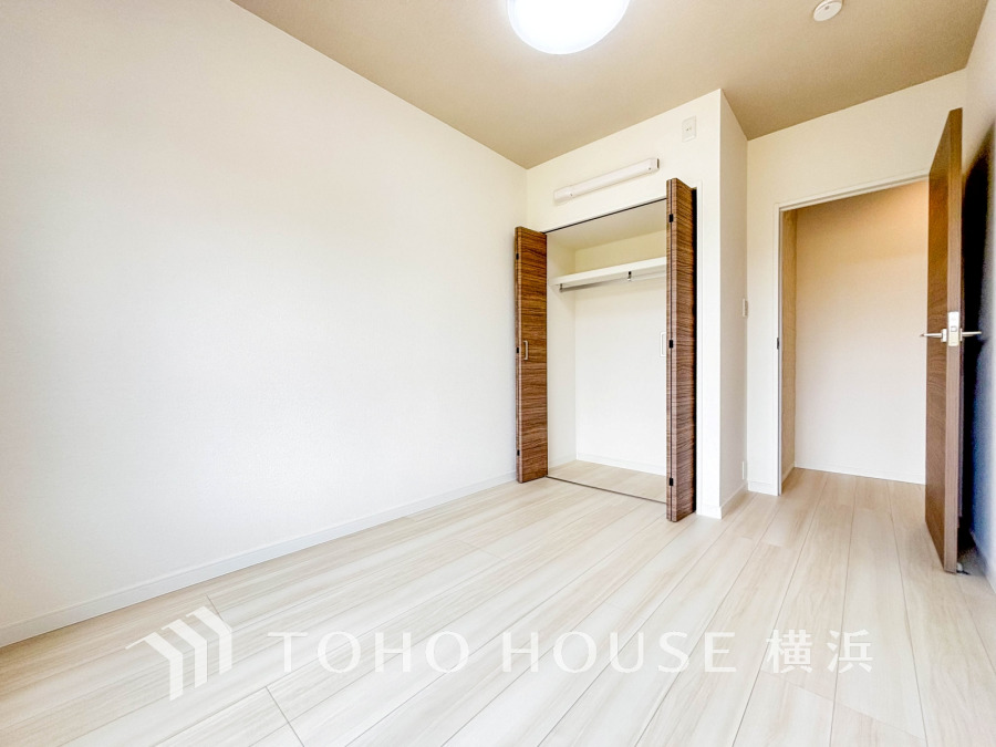 穏やかな風と陽光を導き、プライバシーに配慮された設計プランを採用し、居住性を一段と心地よいものにしています。明るく開放的な空間を演出しております。

