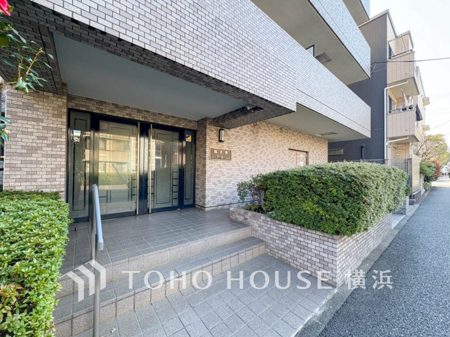 植栽の位置や開放的なエクステリアも含めて美しくトータルにデザインされています。時間のゆとりと空間、爽やかな陽光がもたらす光と風を贅沢なまでに感じる暮らしが始まります。