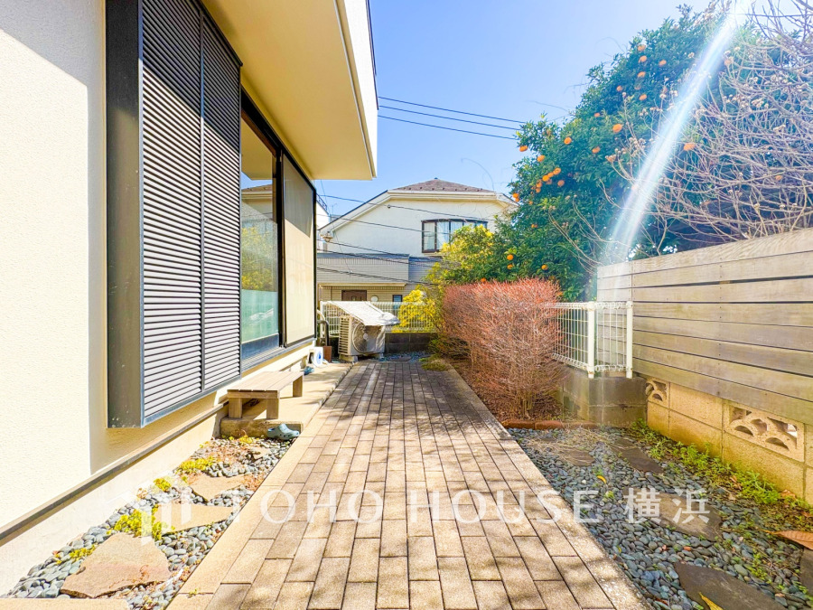 【2026年3月撮影】陽当たり良好な南庭。ゆとりある空間は多彩な樹木で彩り心地よい空間に。
