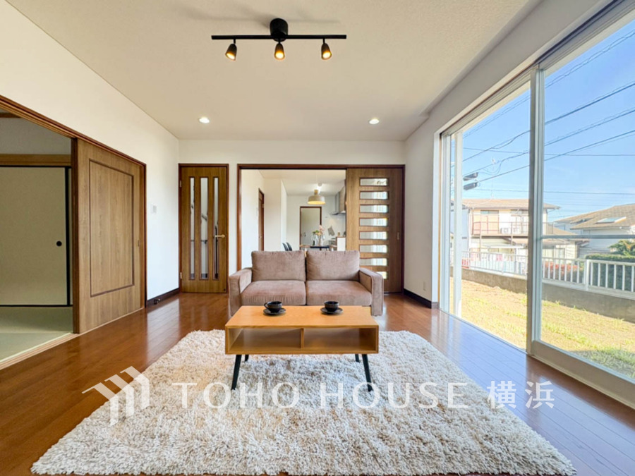 開放的な広さと2面採光がもたらす、光溢れ豊かな居住空間はこの住まいのクオリティを感じさせてくれます。豊かな時間が流れるこの場所に暮す喜び