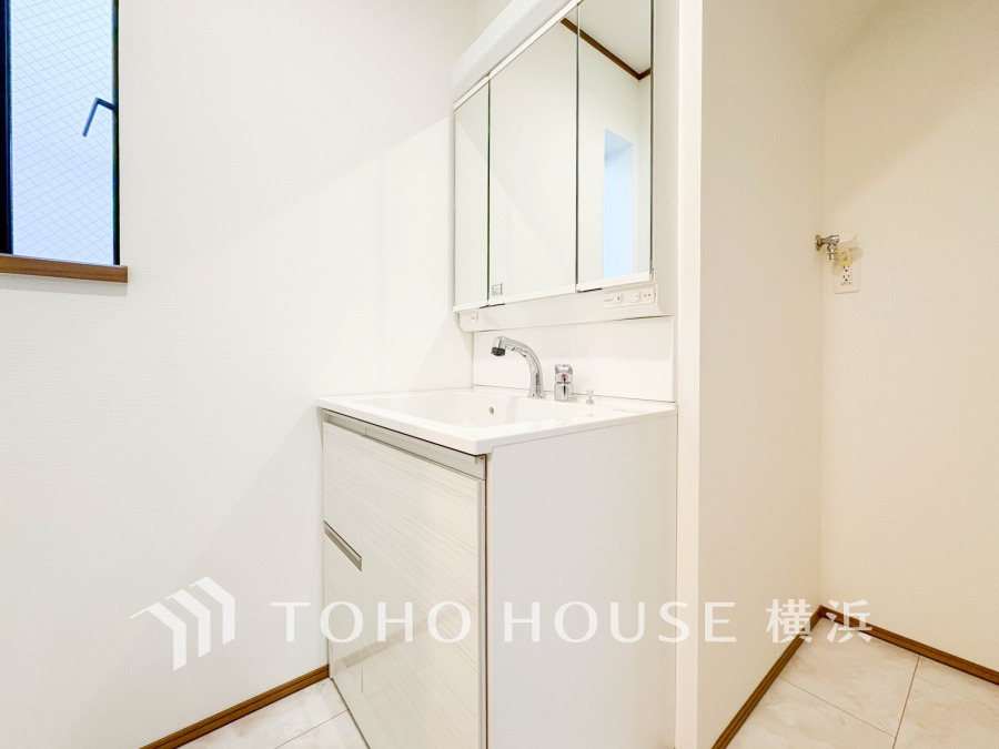 十分な大きさの洗面台は収納もさる事ながら、身だしなみチェックや歯磨きなど、朝の慌ただしい時間でもホテルライクなスペースで余裕とゆとりを感じて頂けます。