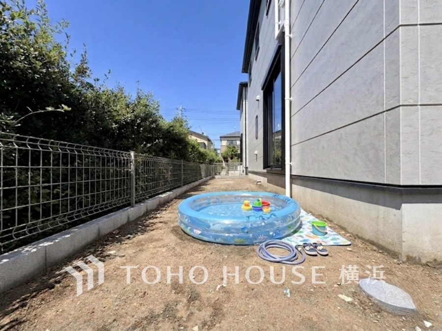 ちょっとしたお庭スペースが日常に癒しをプラスします。※生成AIによるイメージです。小物等は販売価格に含まれません。
